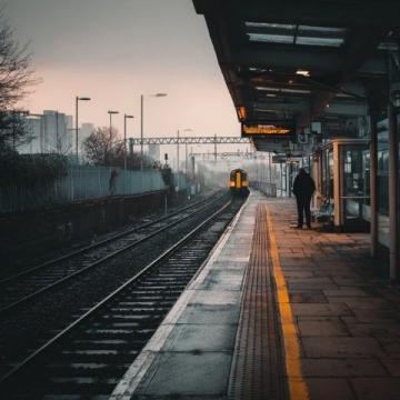 丈夫在外打工意外离世,老家的妻子听到噩耗急忙买车票,可是她却没赶上火车