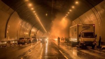 张家界至长沙间部分列车停运或晚点，有乘客称C7771次列车停在隧道里约50分钟