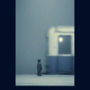 太惊险了！86秒生死时速！列车即将发车之际，幼童从车厢跑出不慎跌落站台缝隙！