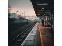 丈夫在外打工意外离世，老家的妻子听到噩耗急忙买车票，可是她却没赶上火车