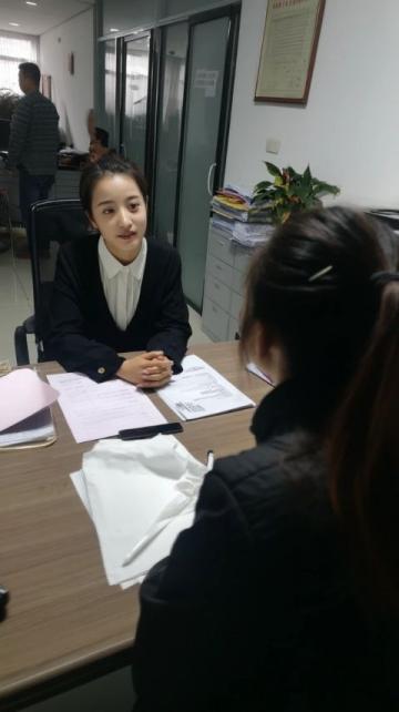 辽宁女子高铁上批改试卷，偶遇同为教师的乘客相助，共绘温馨旅途画面