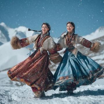 黑龙江首趟冰雪环线旅游列车启航吸引千名游客体验冬日奇景