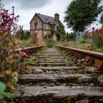 火车铁轨下的秘密：探究那些不起眼的小石子作用