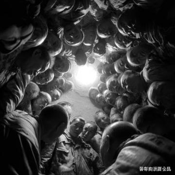 惊险的救援！站台工作人员扑着救幼童,让人感动,也让我们深思熟虑.