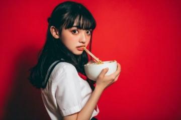 80年代火车上的乘客吃啥充饥？泡面流行前的故事