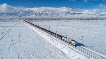黑龙江首趟冰雪环线旅游列车启航吸引千名游客体验冬日奇景