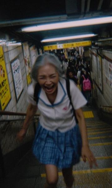 惊险的救援！站台工作人员扑着救幼童,让人感动,也让我们深思熟虑.