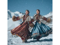 黑龙江首趟冰雪环线旅游列车启航吸引千名游客体验冬日奇景