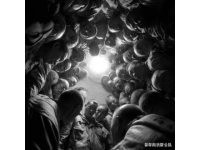 惊险的救援！站台工作人员扑着救幼童,让人感动,也让我们深思熟虑.