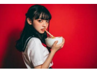 80年代火车上的乘客吃啥充饥？泡面流行前的故事