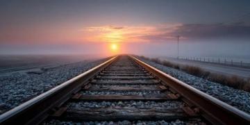 人生如一列车行驶的旅程，带着希望、力量及相遇与离别