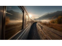 人生如一列车行驶的旅程，带着希望、力量及相遇与离别