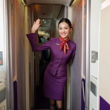 这个乘务员太软了！女子乘坐高铁把脚架在前排靠背上，男子向乘务员投诉