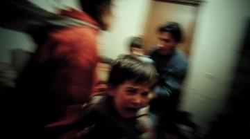 太惊险了！86秒生死时速！列车即将发车之际，幼童从车厢跑出