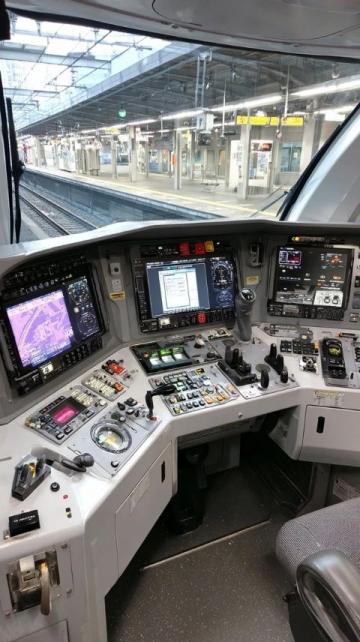 高铁穿梭中的清洁者：扫把既是桥梁亦是度量衡