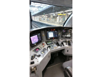 高铁穿梭中的清洁者：扫把既是桥梁亦是度量衡