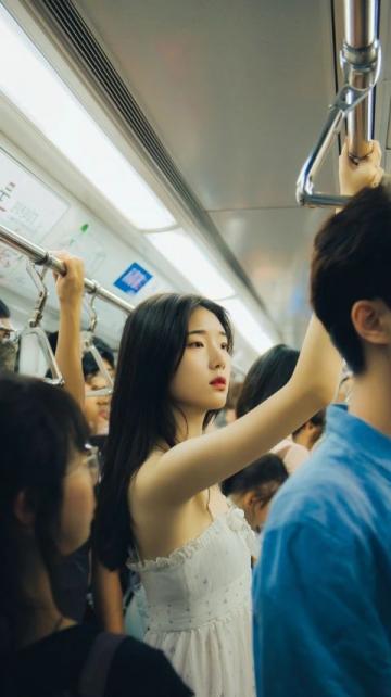 男子地铁车厢涂鸦引发停运，上海地铁频发类似事件引关注