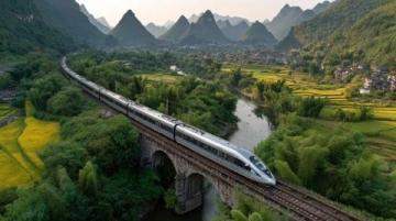 首趟跨境中老铁路国际旅游列车启程，八天七夜旅行只需2300元