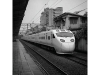 男子地铁车厢涂鸦引发停运，上海地铁频发类似事件引关注