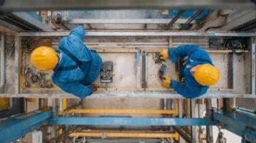 凌晨哈大高铁检修现场：6米高空工作人员为高铁安全“爬上天”！