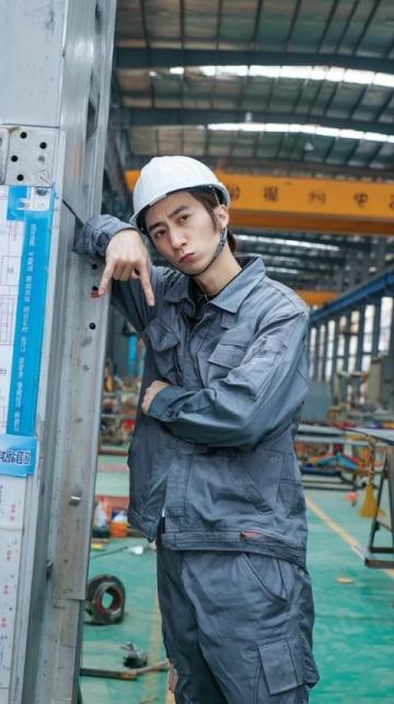 凌晨哈大高铁检修现场：6米高空工作人员为高铁安全“爬上天”！