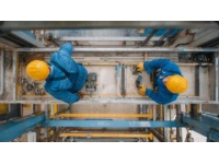 凌晨哈大高铁检修现场：6米高空工作人员为高铁安全“爬上天”！