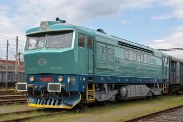 K1803次绿皮火车的车轮，在铁轨上碾过二十多个小时的时光