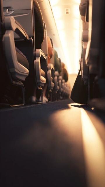 无座乘客进一等座车厢被拒乘车务员：无座票不能进一等座