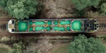 K1803次绿皮火车的车轮，在铁轨上碾过二十多个小时的时光