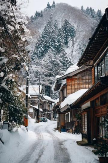 列车穿行安图县长白山腹地雪景入画来