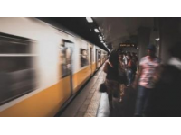 .8月20日，一列动车组列车驶入扬州东站（无人机照片）