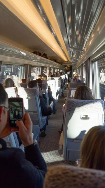 无座乘客站一等车厢被拒，列车员称须补票才能进入引发争议