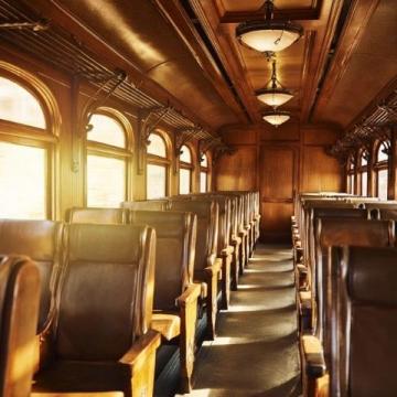 无座乘客站一等车厢被拒，列车员称须补票才能进入引发争议