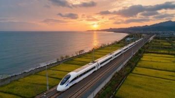 广州步入高铁时代旅客争相记录历史性时刻