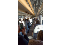 无座乘客站一等车厢被拒，列车员称须补票才能进入引发争议