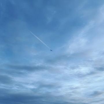 火车在天空中飘荡，网友问：世界出BUG了吗？