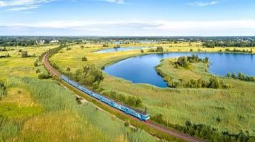 绿皮火车与江边晚风：承载岁月的记忆与温柔