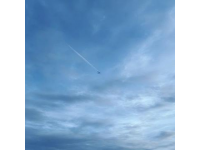 火车在天空中飘荡，网友问：世界出BUG了吗？