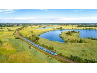 绿皮火车与江边晚风：承载岁月的记忆与温柔