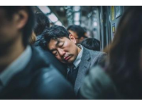 尘埃飞扬，南北列车承载着疲惫与匆忙