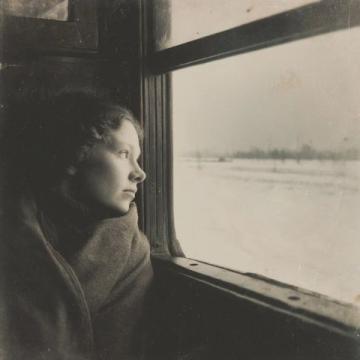 铁路温情瞬间：女乘务员在暴雨塌方中哽咽安抚，展现人性善良