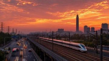 广州站迎来新时代：告别绿皮车，全速驶入高铁时代！