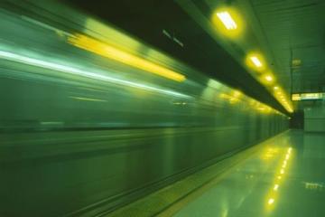 绿皮火车返乡之谜：抢票难、拼车妙，寻找性价比的智慧