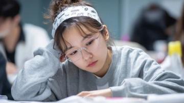 西工大学子火车上演算习题：专注与自律成就高效学习