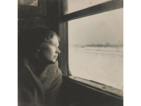 铁路温情瞬间：女乘务员在暴雨塌方中哽咽安抚，展现人性善良