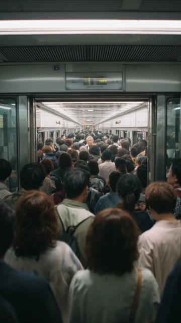 上海地铁11号线遭涂鸦临时停运，男子行为引广泛关注