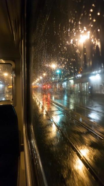 夜行列车上的偶遇：二十年师生情瞬间重燃