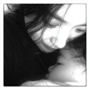 奶水涨痛辗转难眠，母亲深夜巧计寻子途中波折不断