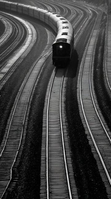 罕见镜头：火车竟悬浮于铁路之上？揭秘不可思议瞬间