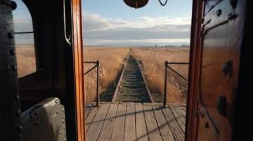 罕见镜头：火车竟悬浮于铁路之上？揭秘不可思议瞬间